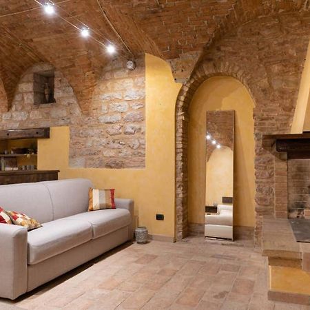 Another Brick In The Vault Spello Luaran gambar