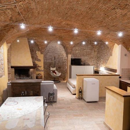 Another Brick In The Vault Spello Luaran gambar