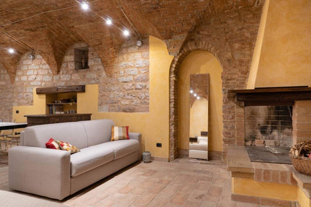 Another Brick In The Vault Spello Luaran gambar