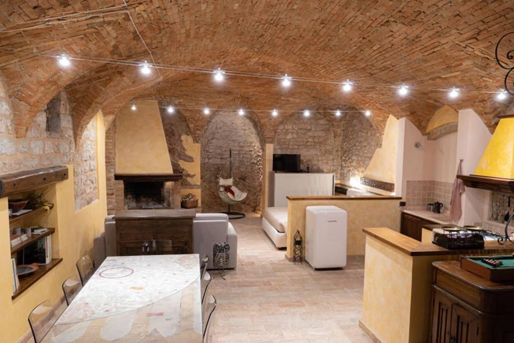 Another Brick In The Vault Spello Luaran gambar