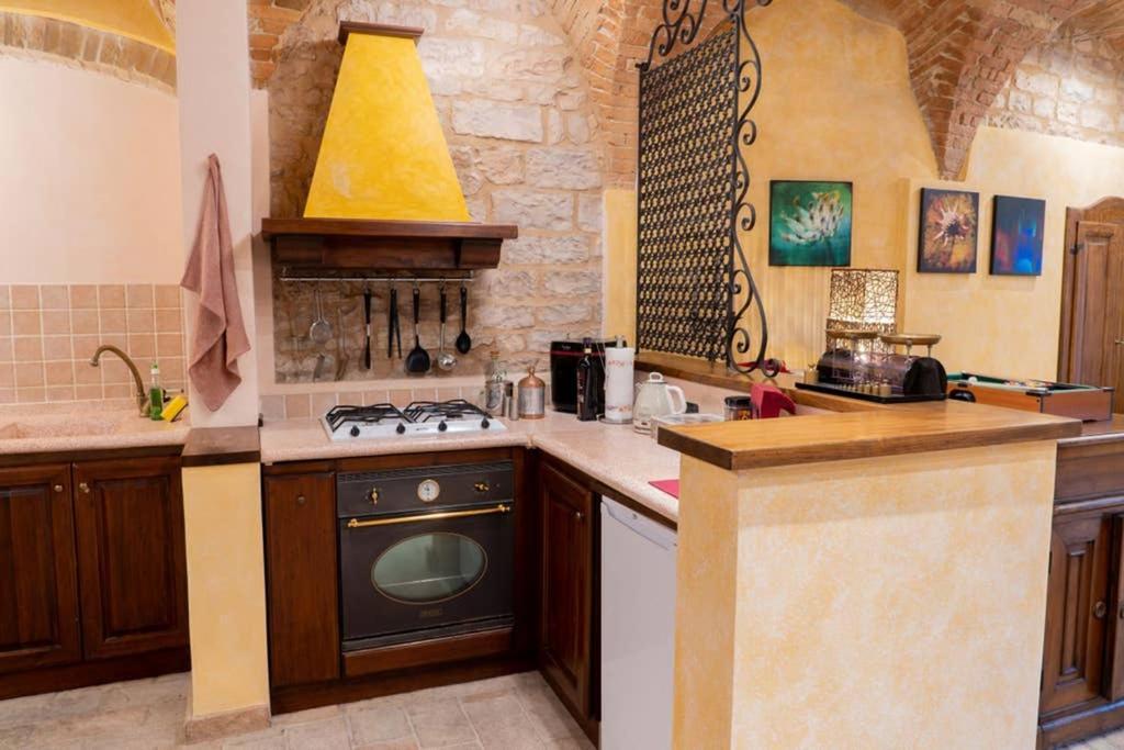 Another Brick In The Vault Spello Luaran gambar