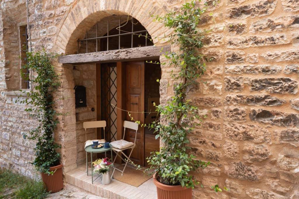 Another Brick In The Vault Spello Luaran gambar