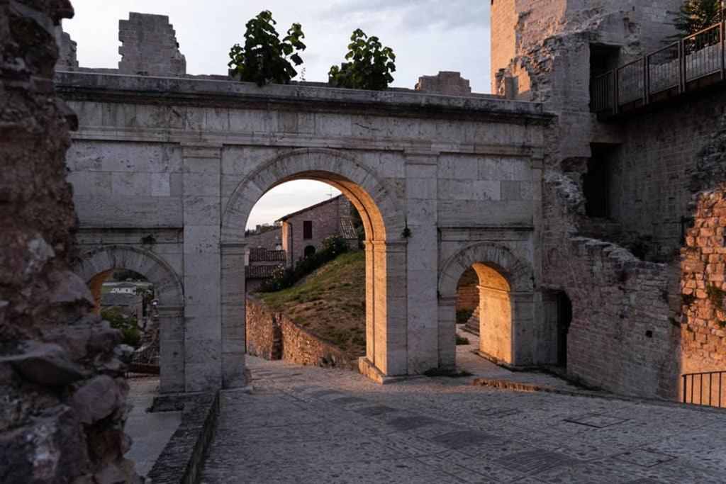 Another Brick In The Vault Spello Luaran gambar