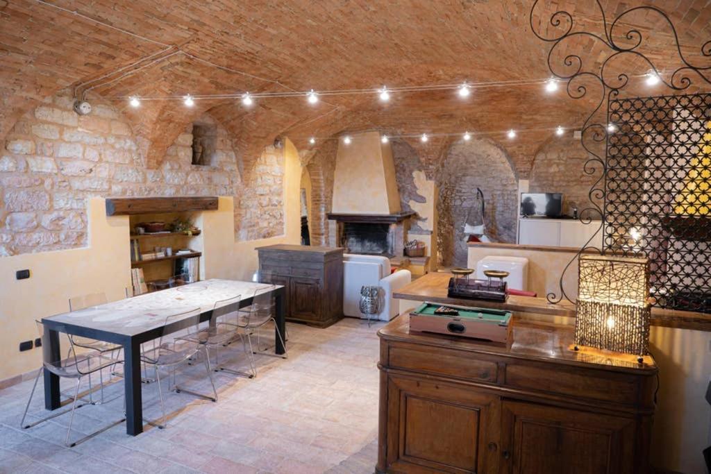 Another Brick In The Vault Spello Luaran gambar