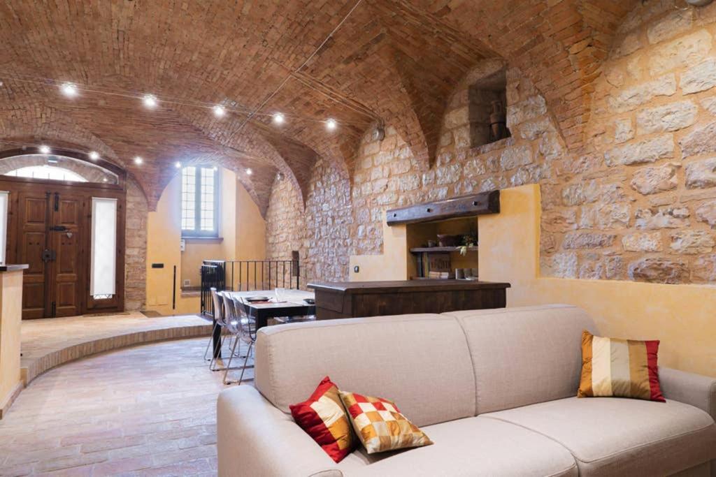 Another Brick In The Vault Spello Luaran gambar